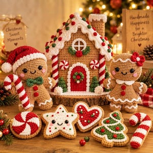 Op de afbeelding: Een gehaakt peperkoekhuisje, twee peperkoekfiguurtjes en diverse kerstkoekjes. Het huisje is voorzien van rood-witte strepen, een groene krans en witte glazuurdetails. De figuurtjes dragen feestelijke mutsen en strikjes.