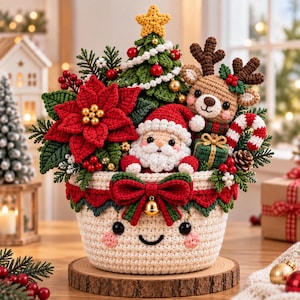 Könnte beinhalten: Ein gehäkeltes Weihnachtsgesteck in einem cremefarbenen Korb mit lächelndem Gesicht. Es besteht aus einem grünen Baum mit gelbem Stern, einer Weihnachtsmannfigur, einem Rentier, einem roten Weihnachtsstern, einem Geschenk und einer Zuckerstange.