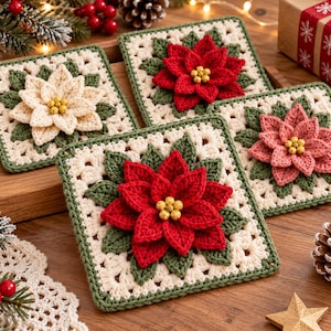 Può includere: Quattro sottobicchieri quadrati all'uncinetto con fiori di stella di Natale tridimensionali in rosso, rosa e crema. Ogni quadrato ha una base color crema con foglie verdi che circondano il fiore centrale, decorato con piccole perline gialle.