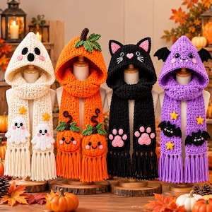 Pode incluir: Quatro cachecóis de crochê com capuz e tema de Halloween: um fantasma creme, uma abóbora laranja, um gato preto com patas rosas e um morcego roxo com asas. Cada cachecol inclui aplicações correspondentes e longas franjas nas pontas.