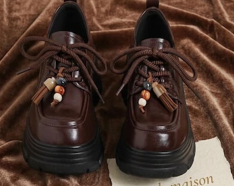 Mocasines Oxford de mujer de plataforma gruesa color marrón con cordones, estilo británico.