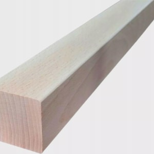 Peut inclure: Une poutre en bois rectangulaire non finie. Le bois est de couleur claire et naturelle avec un grain visible. La poutre est coupée en biais, mettant en valeur le fil du bois. Idéale pour les projets de menuiserie.
