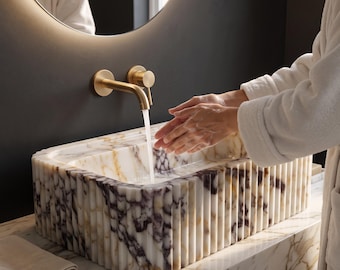 Lavabo cannelé en marbre Calacatta sculpté à la main – Vasque sur mesure