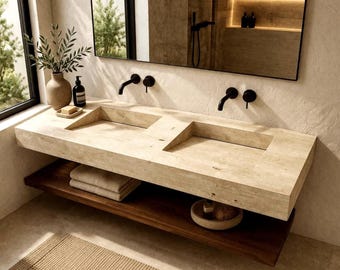 Lavabo double en travertin sur mesure de 140 cm pour Nicholas, suspendu, avec bonde dissimulée.