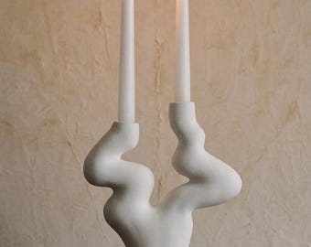 Portacandele doppio affusolato in ceramica marocchina, realizzato a mano, oggetto d'arte scultoreo organico.