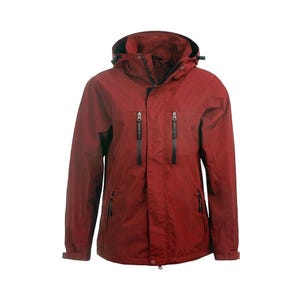 Puede incluir: Una chaqueta con capucha de color rojo oscuro que presenta un cuello alto, un cierre de cremallera central con solapa protectora y dos bolsillos verticales con cremallera en el pecho. Incluye mangas largas con puños ajustables.