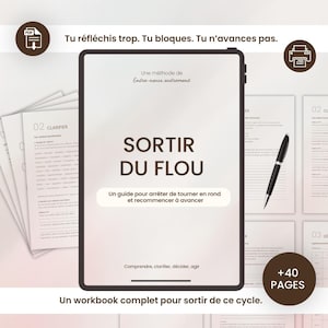 May include: A digital workbook titled "SORTIR DU FLOU" on a tablet, with the text "Un guide pour arrêter de tourner en rond et recommencer à avancer." The image includes a pen and several pages, with the text "+40 PAGES."