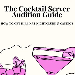 Op de afbeelding: Boekomslag met de titel "The Cocktail Server Audition Guide" en de ondertitel "How to Get Hired at Nightclubs & Casinos". De afbeelding toont illustraties van roze cocktails en een takje munt.