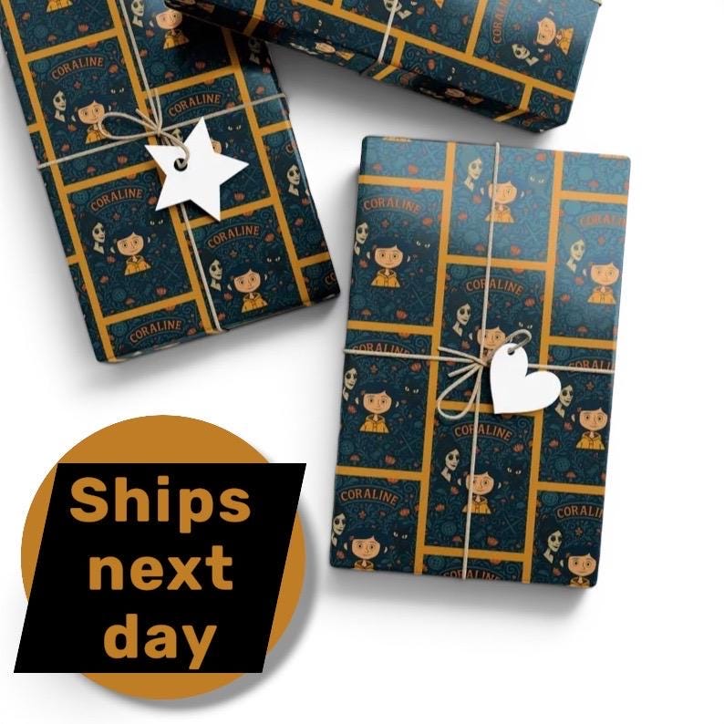 Op de afbeelding: Cadeaus verpakt met een herhaald patroon van een meisje en het woord "CORALINE" op een teal achtergrond. Elk pakket is vastgebonden met touw en een decoratief label. De afbeelding bevat ook de tekst "Ships next day".