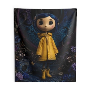 Arazzo da parete per interni ispirato a Coraline, con bambola dai capelli blu e impermeabile giallo / Decorazione inquietante ma carina immagine 5