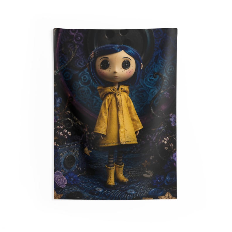 Arazzo da parete per interni ispirato a Coraline, con bambola dai capelli blu e impermeabile giallo / Decorazione inquietante ma carina immagine 2