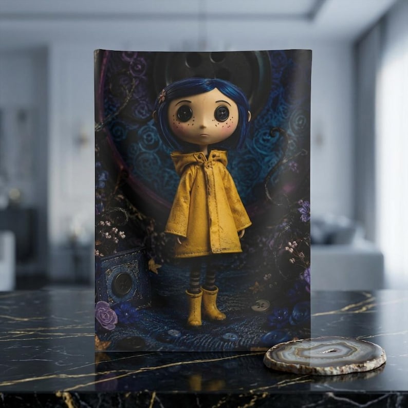 Arazzo da parete per interni ispirato a Coraline, con bambola dai capelli blu e impermeabile giallo / Decorazione inquietante ma carina immagine 1