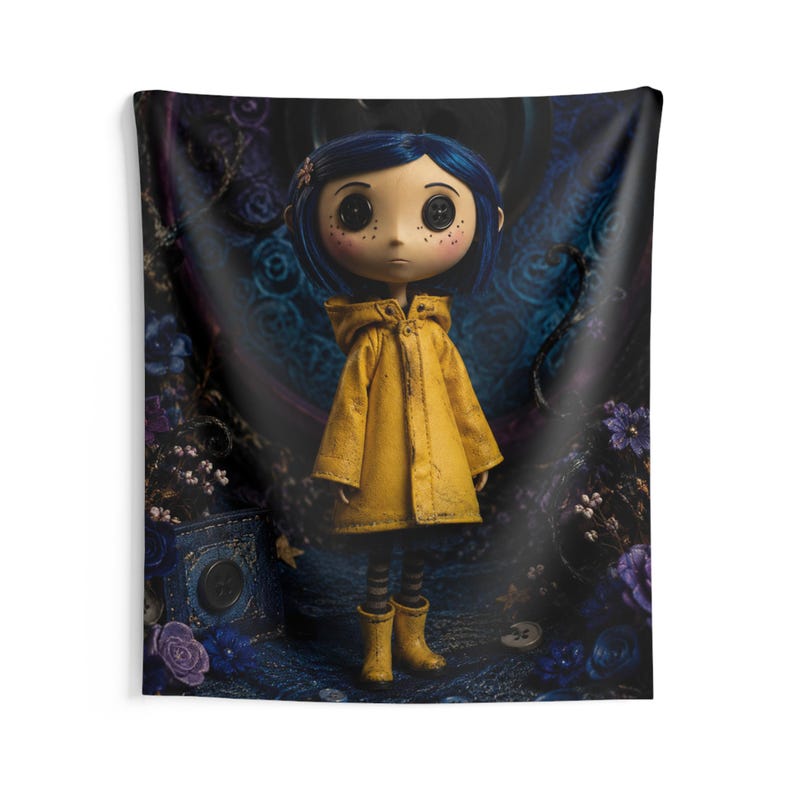 Arazzo da parete per interni ispirato a Coraline, con bambola dai capelli blu e impermeabile giallo / Decorazione inquietante ma carina immagine 4