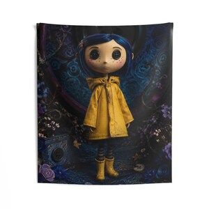 Arazzo da parete per interni ispirato a Coraline, con bambola dai capelli blu e impermeabile giallo / Decorazione inquietante ma carina immagine 3