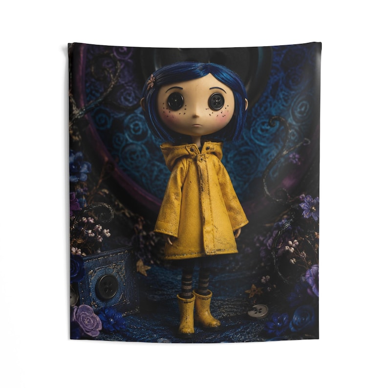 Arazzo da parete per interni ispirato a Coraline, con bambola dai capelli blu e impermeabile giallo / Decorazione inquietante ma carina immagine 3
