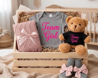 Team Girl Gender Reveal Set | Personalisiertes Babyparty-Care-Paket mit benutzerdefiniertem Strampelanzug, Teddybär-T-Shirt