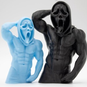 Puede incluir: Dos figuras musculosas, una azul claro y otra negra, posan con las manos en la cabeza. Cada figura tiene una m&aacute;scara de Scream como cabeza, con la boca abierta. Las figuras est&aacute;n sobre un fondo blanco.