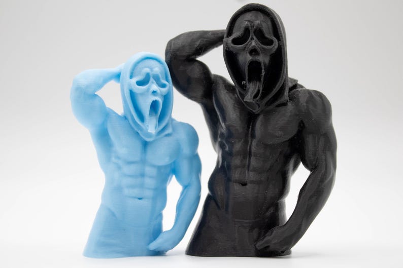 Puede incluir: Dos figuras musculosas, una azul claro y otra negra, posan con las manos en la cabeza. Cada figura tiene una m&aacute;scara de Scream como cabeza, con la boca abierta. Las figuras est&aacute;n sobre un fondo blanco.
