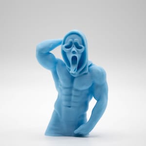 Puede incluir: Una escultura azul claro de una figura musculosa con una m&aacute;scara de Scream. La figura posa con un brazo levantado hacia la cabeza y la boca abierta en un grito. La escultura tiene abdominales definidos.
