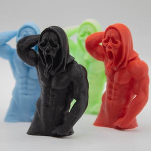 Puede incluir: Un grupo de figuras de Scream de colores azul, negro, verde y rojo. Cada figura tiene un f&iacute;sico musculoso y la ic&oacute;nica m&aacute;scara de Scream con la boca abierta. Las figuras est&aacute;n posadas con un brazo levantado.
