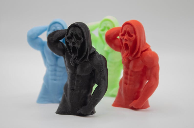 Puede incluir: Un grupo de figuras de Scream de colores azul, negro, verde y rojo. Cada figura tiene un f&iacute;sico musculoso y la ic&oacute;nica m&aacute;scara de Scream con la boca abierta. Las figuras est&aacute;n posadas con un brazo levantado.
