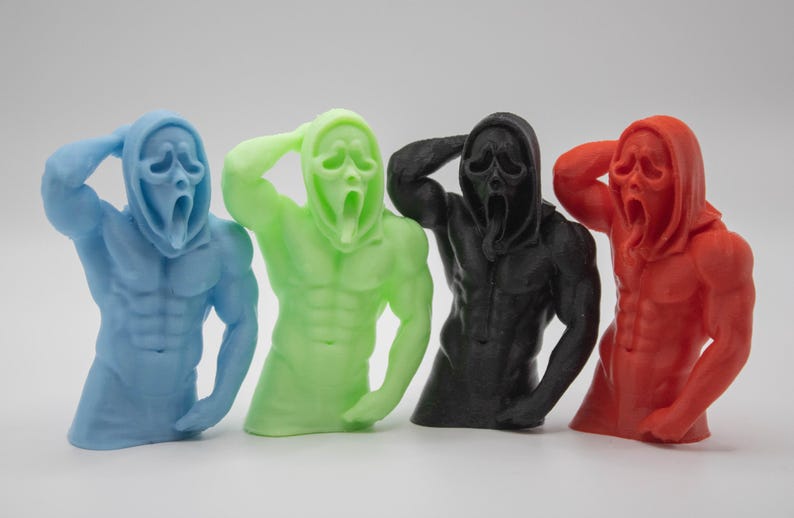 Puede incluir: Cuatro figuras coloridas en azul, verde, negro y rojo, cada una representando una figura musculosa con una m&aacute;scara de Scream. Las figuras posan con un brazo levantado hacia la cabeza y tienen una expresi&oacute;n de boca abierta.