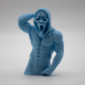 Puede incluir: Figura azul claro de una figura musculosa con una m&aacute;scara de Scream. La figura posa con un brazo levantado hacia la cabeza, mostrando abdominales definidos y brazos musculosos. Sobre un fondo blanco liso.