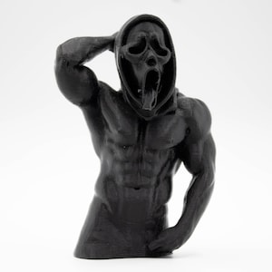 Puede incluir: Escultura negra de una figura musculosa con una m&aacute;scara de Scream. La figura posa con un brazo levantado hacia la cabeza, mostrando m&uacute;sculos definidos y una expresi&oacute;n facial detallada. La escultura est&aacute; sobre un fondo blanco.