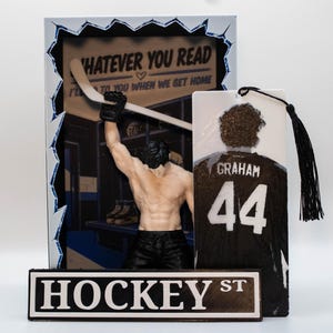 Op de campus geïnspireerde hockeyromantiekbundel | Boekenhoekje, hockeystraatnaambord en tekenbladwijzerset Sportromantiek decor | BookTok Reader cadeau