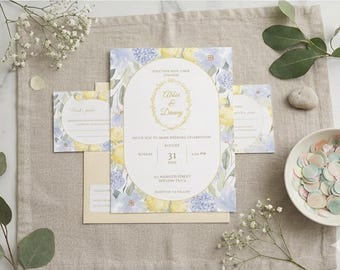 Peut inclure: Ensemble de faire-part de mariage avec un motif floral jaune et bleu. L'invitation présente les noms "Abbie & Danny" et les détails de l'événement. Comprend des cartons RSVP, une enveloppe et des confettis.