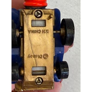 K&ouml;nnte beinhalten: Eine wei&szlig;e Keramik-Tasse mit schwarzem Henkel und dem Text "But First, Coffee" in fetter, schwarzer Schrift. Die Tasse steht vor einem verschwommenen Hintergrund, der eine gem&uuml;tliche Umgebung suggeriert.