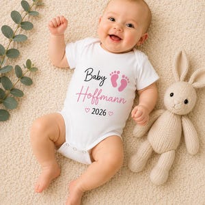 Personalisierter Baby Body mit Familienname | Kleiner babyshower Body | Baby Geschenk zur Geburt | Neugeborenen Body | Babybody mit Name |