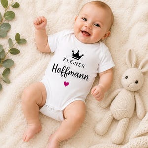 Personalisierter Baby Body mit Familienname | Kleiner babyshower Body | Baby Geschenk zur Geburt | Neugeborenen Body | Babybody mit Name |