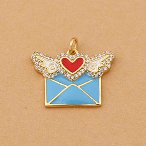 Schlichter 18K Gold Filled Umschlag Anhänger mit rotem Herz und CZ Flügel Akzente Schmuck für Frauen Statement Layered Mode Accessoire 22 x 17 mm