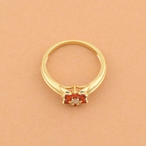 Anillo moderno de granate con forma de flor, chapado en oro de 18 quilates. Elegante joya con piedra preciosa roja para mujer. Ideal para compromisos y para combinar con otras joyas. 24 x 22 mm.