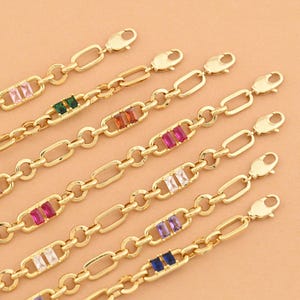 Pulsera prismática chapada en oro de 18 quilates con circonitas de colores y dos piedras rectangulares. Ideal para regalar en boutiques. Medidas: 17,5 cm + 4,5 cm.