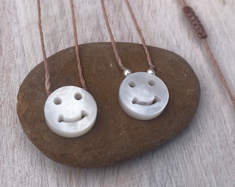 Mini Perlmutt Smiley Gesicht / Kordel Halskette / wasserfest und verstellbar / Emoji Gesicht