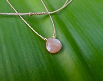 Pfirsich Mondstein / Schlichte Corning Halskette / Minimalistische Halskette / Nude Farbe