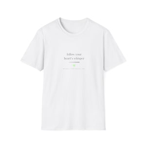 Puede incluir: Camiseta blanca con la frase "follow your heart's whisper" en gris claro. Un pequeño símbolo de corazón verde está debajo del texto. La camiseta es de cuello redondo y diseño minimalista.