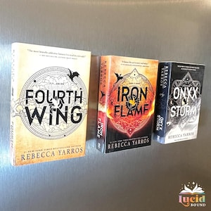 Op de afbeelding: Drie boeken van Rebecca Yarros worden getoond. Het eerste boek is "Fourth Wing" met een cirkelvormig ontwerp en de tekst "Fly...or Die". Het tweede boek is "Iron Flame" met een vurig ontwerp. Het derde boek is "Onyx Storm".