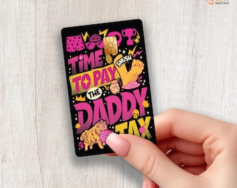 Puede incluir: Una tarjeta rectangular negra con ilustraciones gráficas vibrantes en rosa y amarillo que incluyen un gato, un hámster, un pie y un trofeo. El texto TIME TO PAY THE DADDY TAX aparece en letras negritas y estilizadas, junto a varios iconos pequeños.