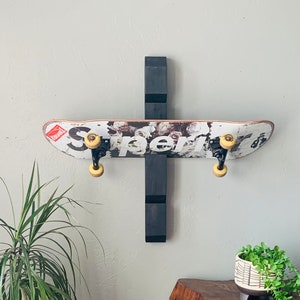 An der Wand befestigtes Skateboard oder Snowboard-Halter-Organisator-Rack