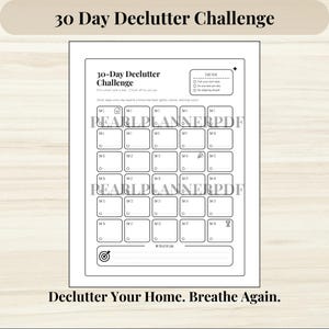 Könnte beinhalten: Eine druckbare 30-Tage-Entrümpelungs-Challenge in Schwarzweiß. Das Design umfasst ein Kalenderlayout mit 30 Kästchen für tägliche Aufgaben, den Text "30 Day Declutter Challenge" und den Satz "Declutter Your Home. Breathe Again."