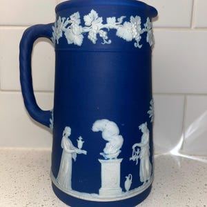 Pichet antique en jaspe de Wedgwood | Pichet chérubin néoclassique bleu foncé