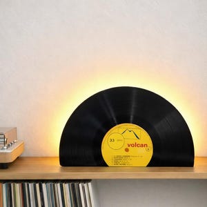 Dekorativ vinylskivlampa, handgjord vintage nattlampa, present till musikälskare, återvunnen skivdekor, retro LED-bordslampa, musik från mitten av århundradet