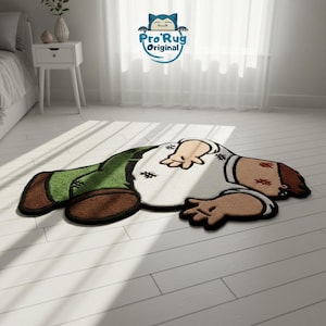 Könnte beinhalten: Ein neuartiger Teppich in Form einer Zeichentrickfigur mit grüner Hose, weißem Hemd und braunen Schuhen. Der Teppich liegt auf einem weißen Boden, mit einem Logo in der oberen rechten Ecke.