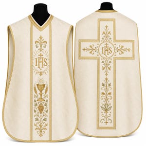 Op de afbeelding: Een gebroken wit liturgisch kazuifel met gouden borduursels. De voorzijde toont het IHS-monogram, een kelk en korenaren. De achterzijde bevat een groot kruis met een IHS-embleem en florale motieven. Het kledingstuk is afgewerkt met gouden randen.