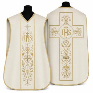 Op de afbeelding: Een gebroken wit liturgisch kazuifel met gouden borduursels. De voorzijde toont het IHS-monogram met een kruis en florale motieven. De achterzijde bevat een groot kruis met het IHS-symbool, korenaren en gedetailleerde rankenpatronen.