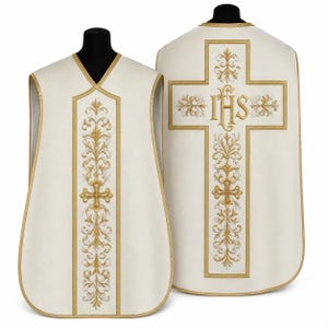 Op de afbeelding: Een crèmekleurig liturgisch kazuifel met ingewikkeld goud- en witborduurwerk. De voorzijde toont een verticaal bloemmotief met een centraal kruis, terwijl de achterzijde een groot kruis met de letters IHS en bloemmotieven bevat.