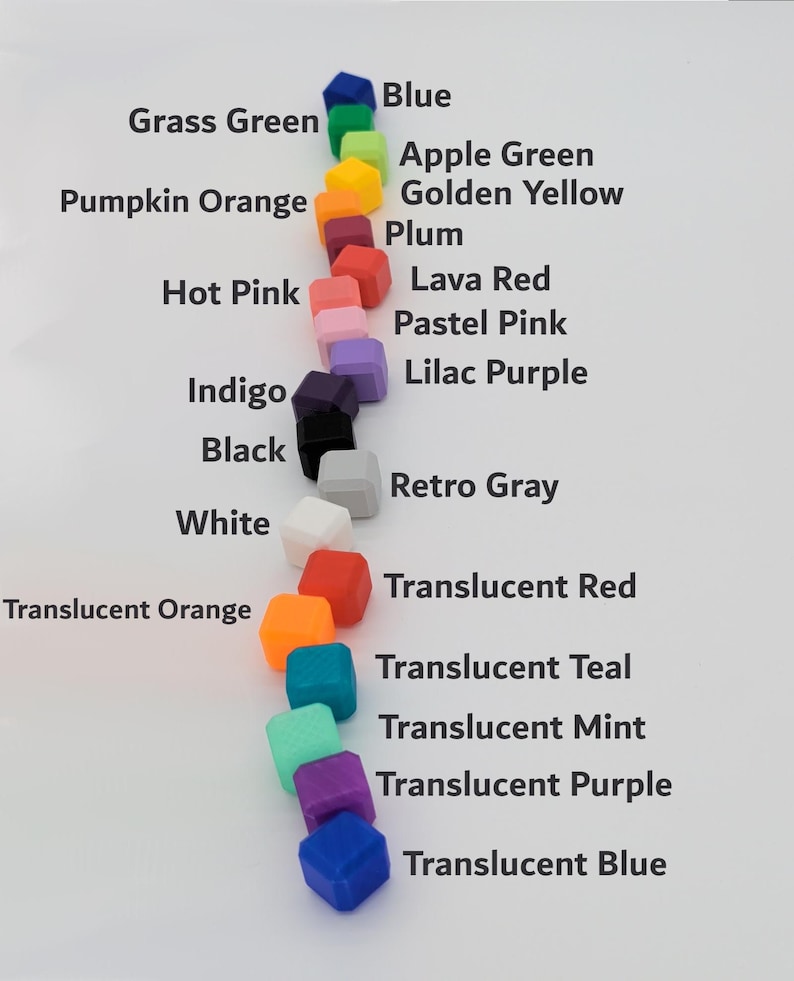 Pu&ograve; includere: Una tabella colori con piccoli oggetti quadrati in varie tonalit&agrave;. I colori includono blu, verde, arancione, rosa e viola, con etichette come "Verde Erba" e "Blu Traslucido".